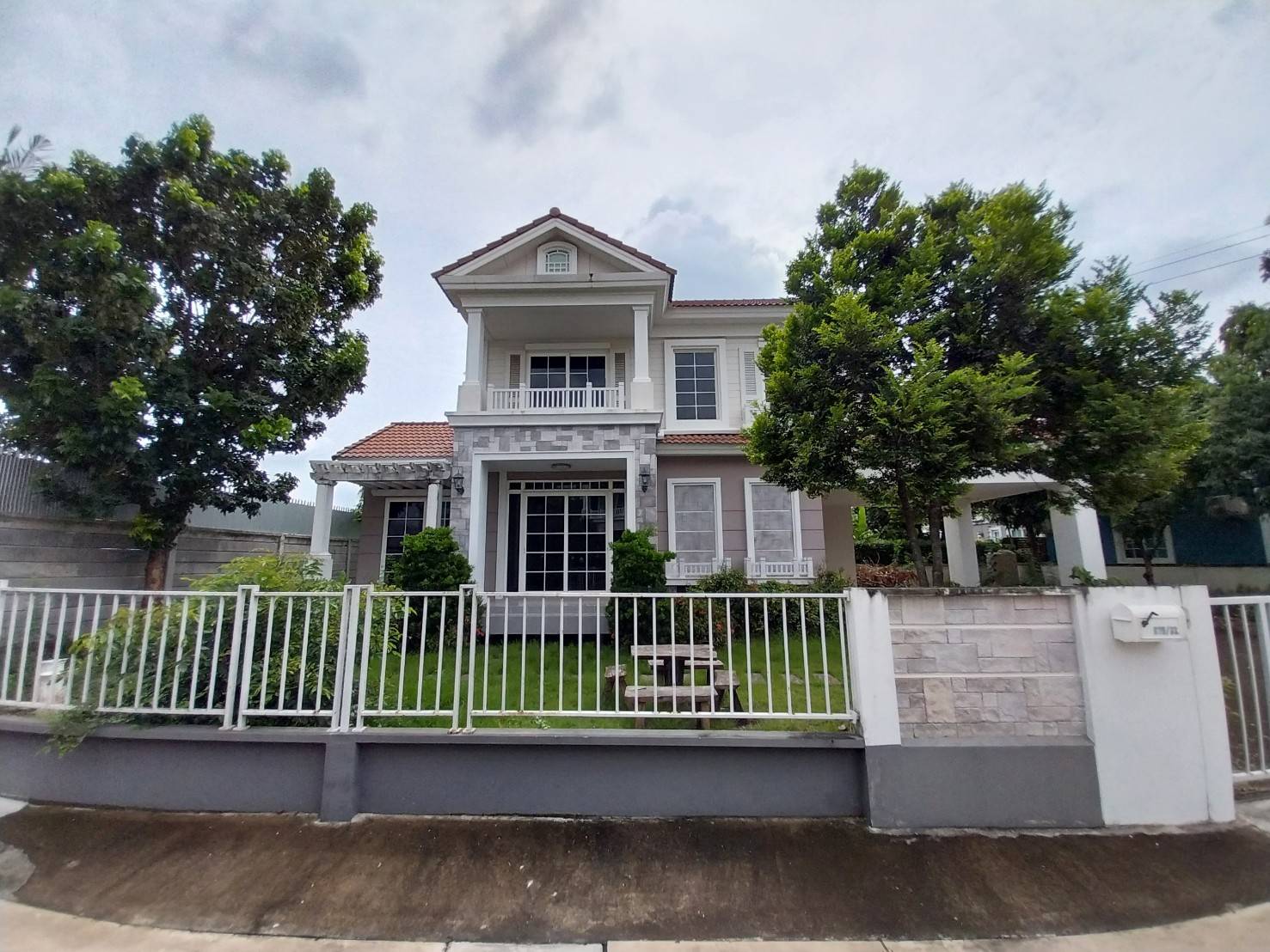 บ้านเดี่ยว : โกลเด้น เพรสทีจ เอกชัย-วงแหวน